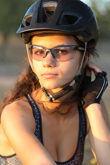 Mädchen auf einem Mountainbike im Gelände schönes Porträt eines Radfahrers bei Sonnenuntergang