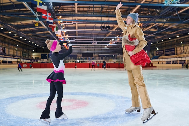 Mädchen auf einer Eislaufstunde