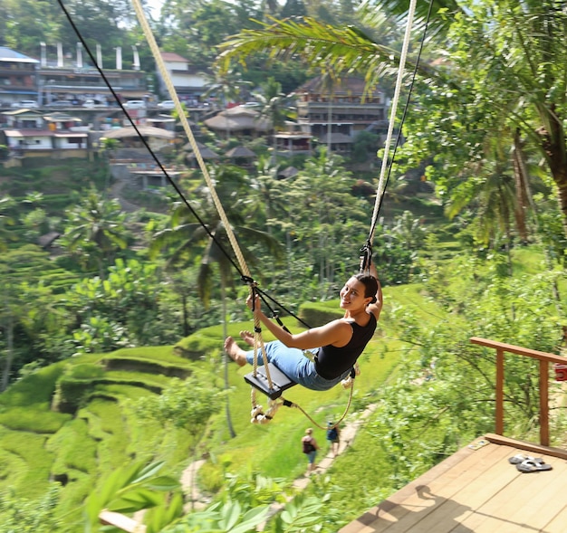 Mädchen auf einer Schaukel im Resort