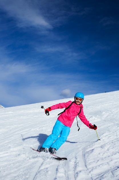 Mädchen auf Skiern