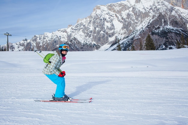 Mädchen auf Skiern