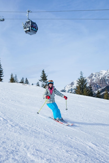 Mädchen auf Skiern