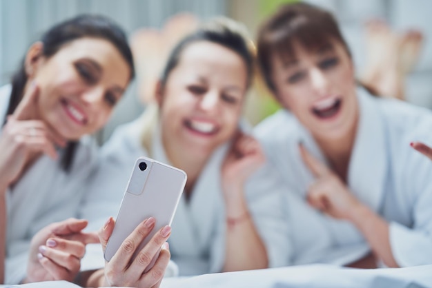 Mädchen auf Spa-Party im Hotel mit Telefon