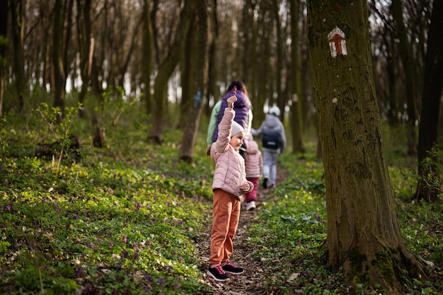 Mädchen auf Waldweg Frühlingsfreizeitkonzept im Freien