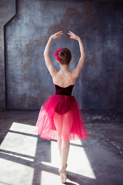 Mädchen Ballerina in der Ballettklasse ausführen