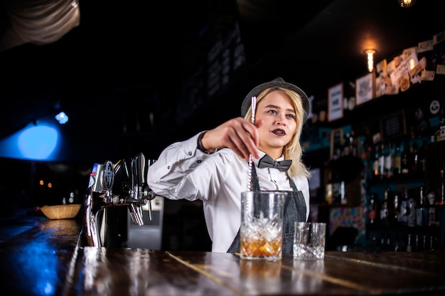 Mädchen Bardame kreiert einen Cocktail im Porterhouse