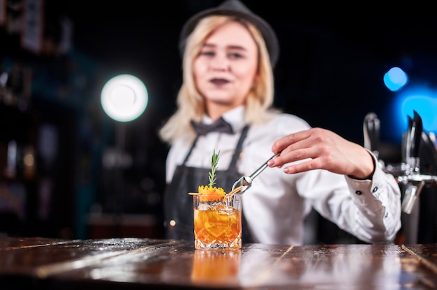 Mädchen Barkeeper kocht einen Cocktail auf dem Schlaghaus