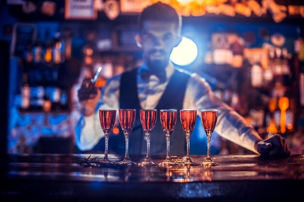 Mädchen-Barkeeper macht einen Cocktail im Porterhouse