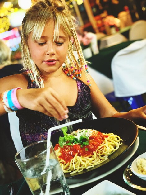 Foto mädchen beim essen im restaurant