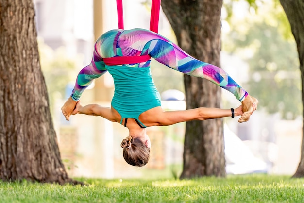 Mädchen beim Fliegenyoga