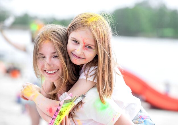 Foto mädchen beim traditionellen indischen holi-fest