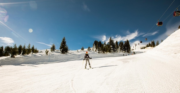 Mädchen beim Winterskifahren vergnügen sich an einem sonnigen Tagesabenteuer