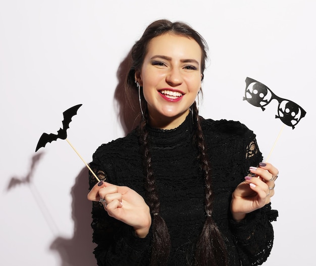 Foto mädchen bereit für party über weißem hintergrund halloween-konzept