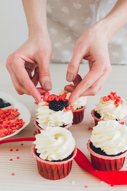 Mädchen bereitet Cupcakes vor