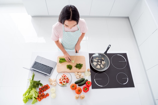 Mädchen bereitet das Mittagessen in der modernen Küche vor