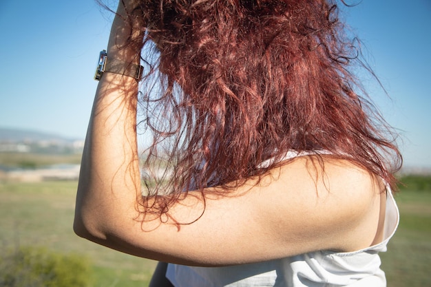 Foto mädchen berührt das haar im freien