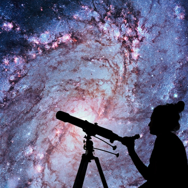 Foto mädchen blickt mit teleskop auf die sterne der südlichen pinwheel-galaxie