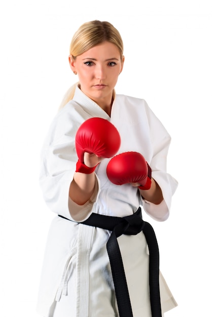 Mädchen blonde karate-sportlerin in einem kimono