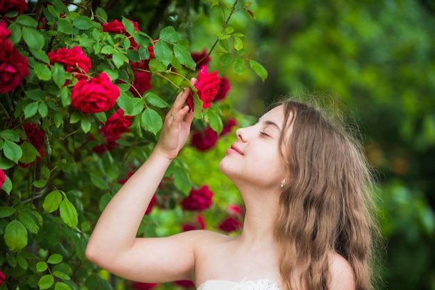 Mädchen Botanik Garten rote Rosen Hautpflege Parfüm Duftkonzept