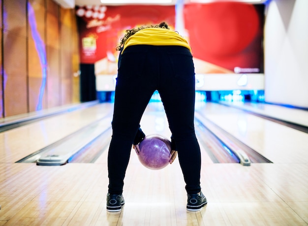 Mädchen Bowling mit zwei Händen