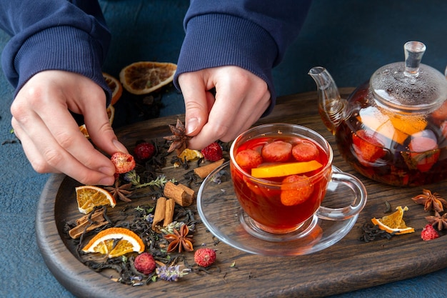 Mädchen brauen Früchtetee in einer Glasschüssel Gesunde Lebensmittel Vitamine Antioxidantien