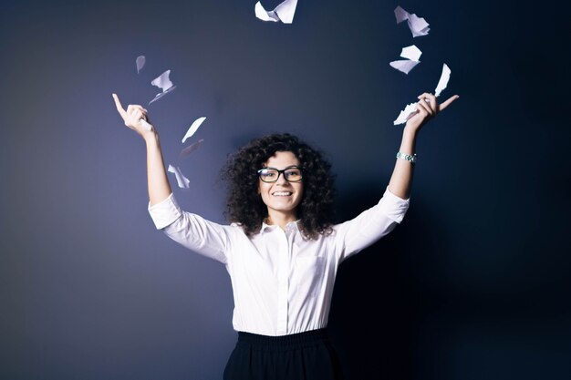 Mädchen Büroangestellte zerreißt Papierdokumente Entlassung eines Managers aus dem Unternehmen