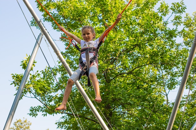 Mädchen Bungee Springen im Trampolin mit einer guten Zeit