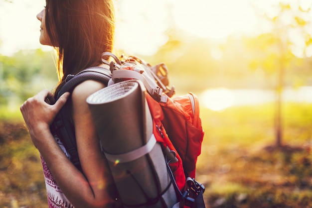 Mädchen, das alleine mit ihrem Rucksack reist