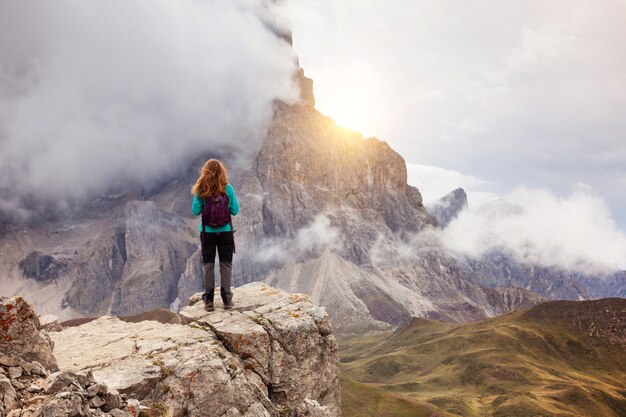 Mädchen, das am Rand des Felsens steht. Dolomiten, Italien.