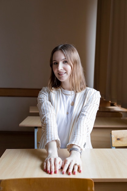 Mädchen, das am Tisch im Klassenzimmer sitzt