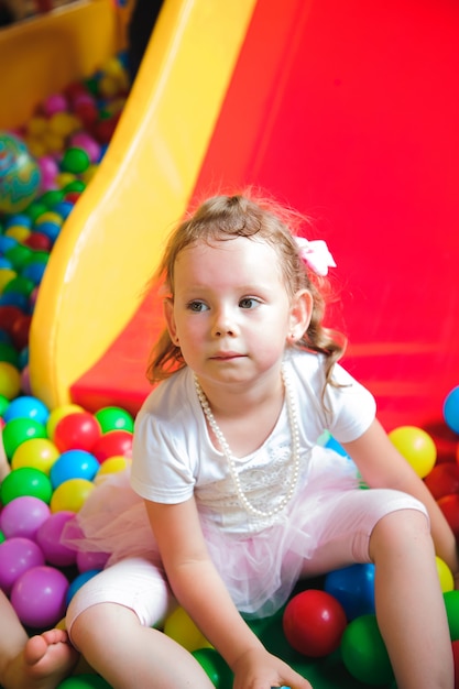 Mädchen, das auf dem Spielplatz, im Labyrinth der Kinder spielt.