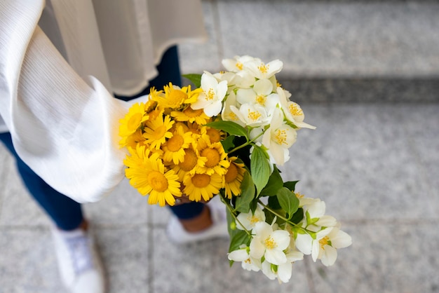 Mädchen, das Blumen gibt