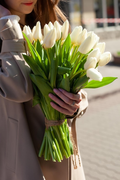 Mädchen, das Blumenstrauß von Tulpen hält