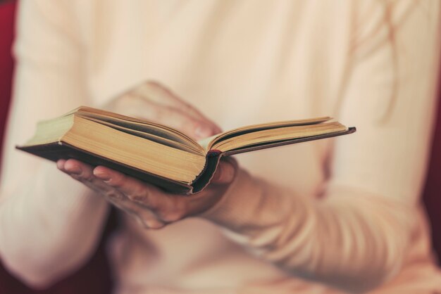 Mädchen, das Buch liest, Frau, die offenes Buch hält