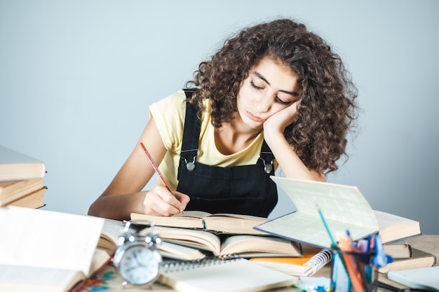 Mädchen, das Bücher für Schule studiert