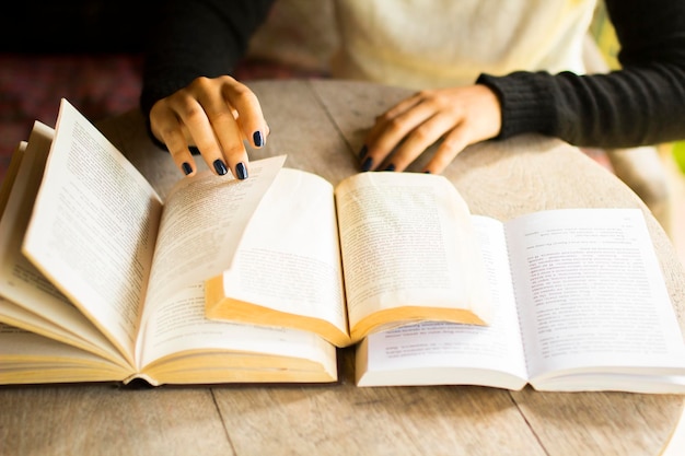 Mädchen, das Bücher liest