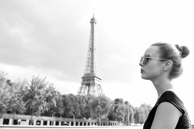 Mädchen, das den Eiffelturm in Paris Frankreich betrachtet