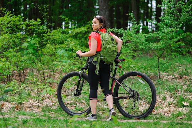 Mädchen, das ein Fahrrad im Wald reitet