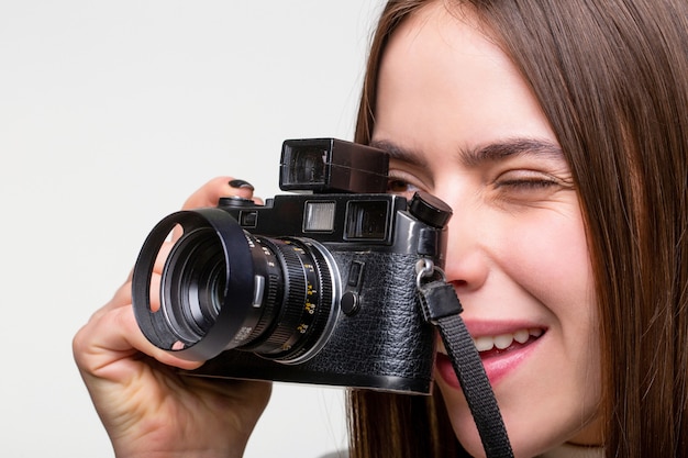 Mädchen, das ein Kamerafoto verwendet. Fotografenkamera, Mädchen fotografieren