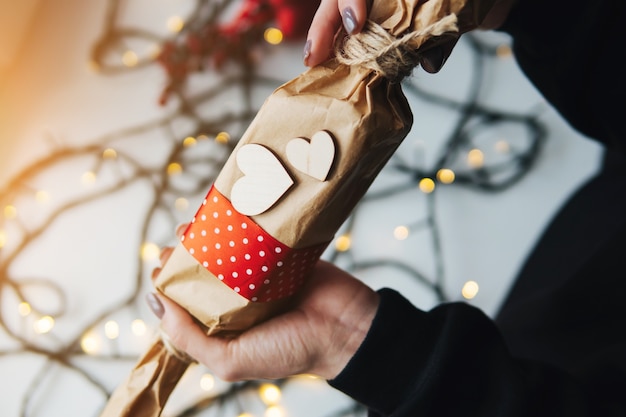 Mädchen, das ein Weihnachtsgeschenk in der Hand hält