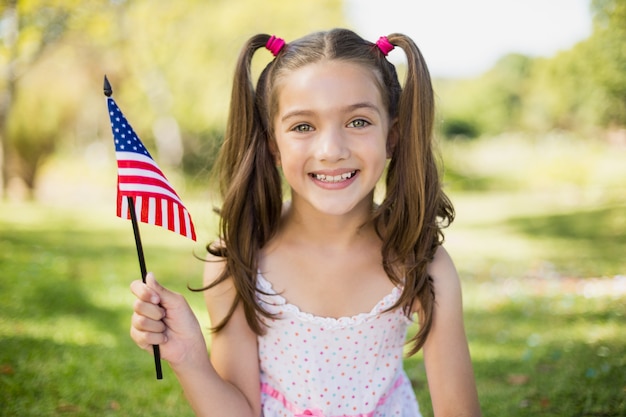 Mädchen, das eine amerikanische Flagge hält