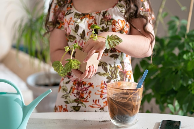 Mädchen, das eine Blume in einen neuen Topf umpflanzt