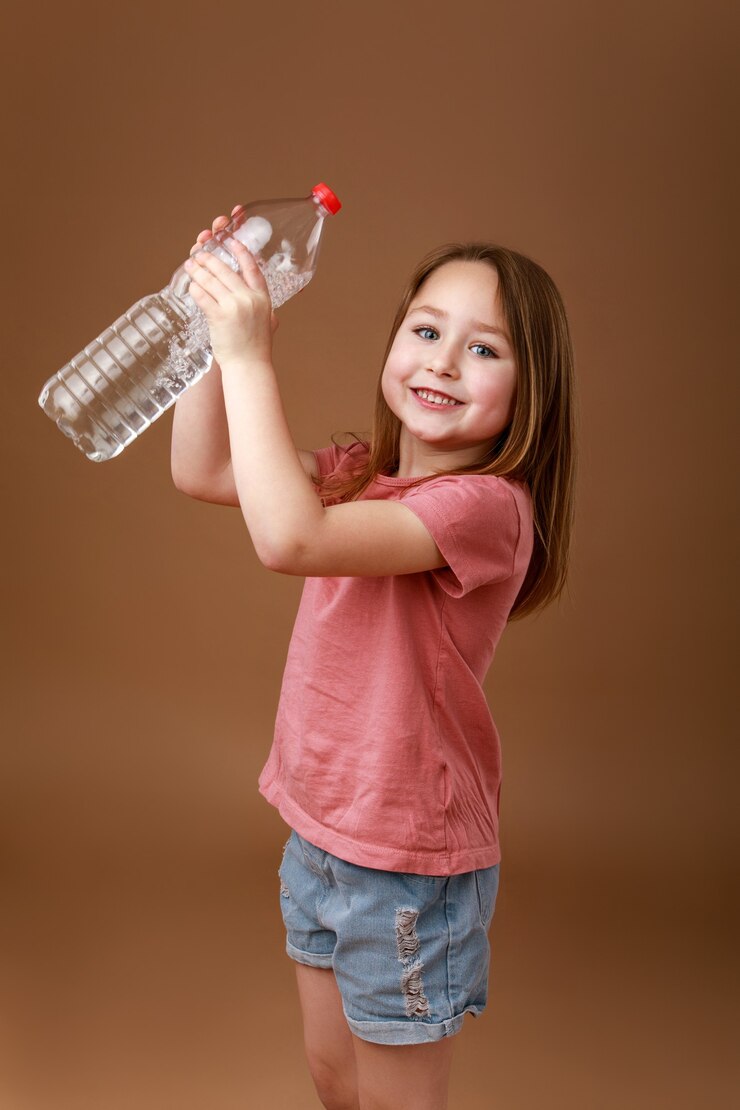 Mädchen, das eine Flasche Wasser in ihren Händen hält