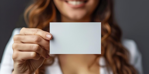 Mädchen, das eine Geschenkkarte hält Junge schöne Frau, die einen Copy-Raum auf einem leeren, leeren Schild oder auf einer Gabe-Karte zeigt, die auf blauem Hintergrund isoliert ist