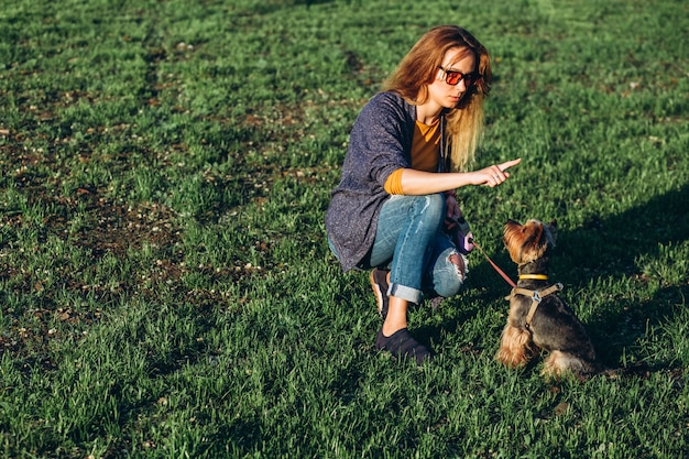 Mädchen, das einen kleinen Hund im Park trainiert