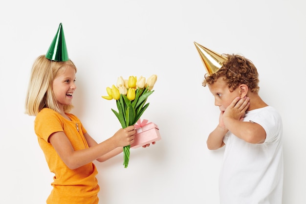 Mädchen, das einer Jungengeburtstagsüberraschung ein Geschenk gibt