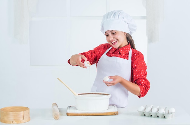 Mädchen, das etwas für Abendessenkoch backt