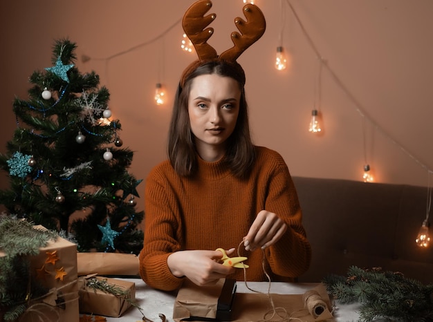 mädchen, das geschenke für das neue jahr einwickelt