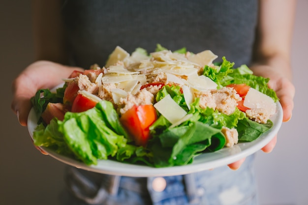 Mädchen, das gesunden Salat essfertig hält