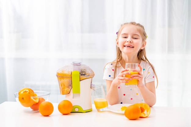 Mädchen, das Glas Orangensaft genießt